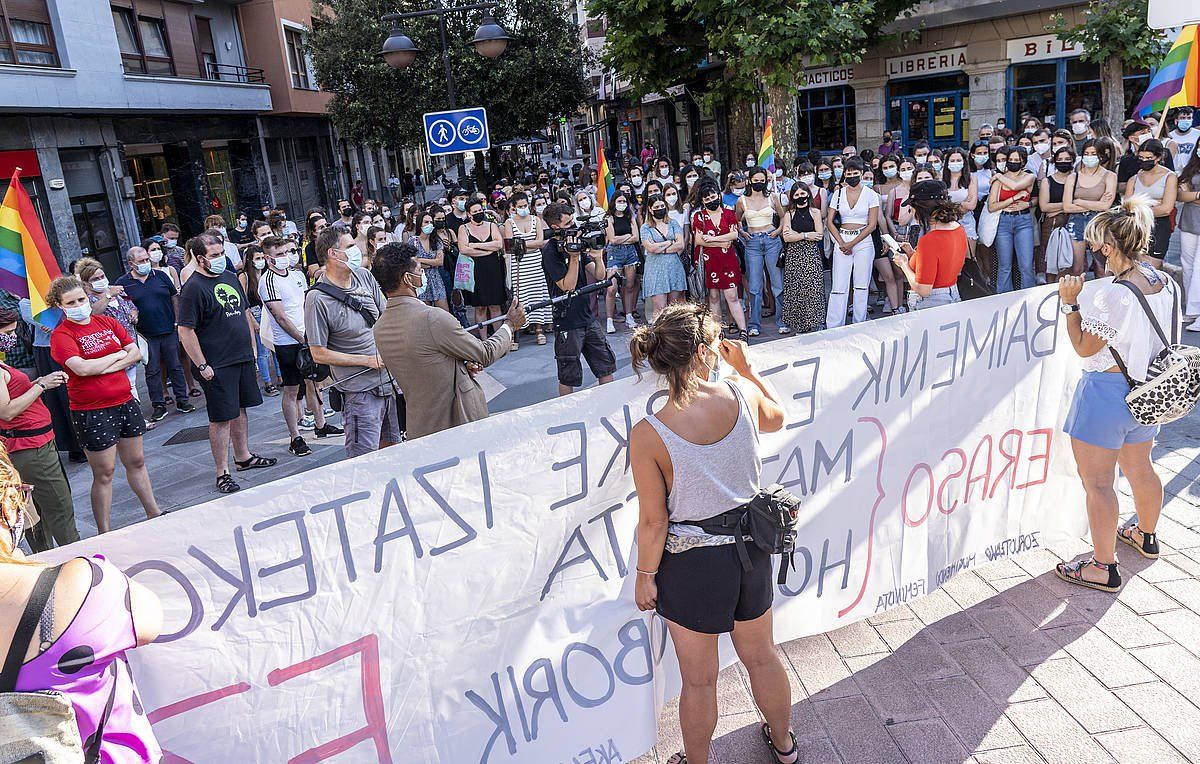 Eraso homofobo eta matxisten aurkako protesta bat Zornotzan, artxiboko irudi batean. MARISOL RAMIREZ / FOKU