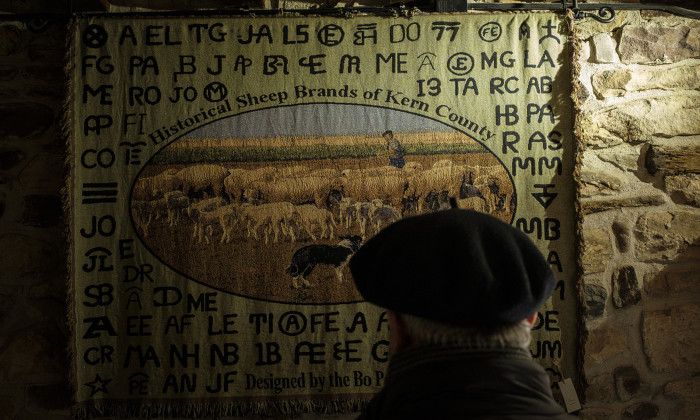 AEBetan jasotako oihal bat, Kern konderriko artaldeen ikur guziak brodaturik dituena. JON URBE / FOKU AEBetan jasotako oihal bat, Kern konderriko artaldeen ikur guziak brodaturik dituena. JON URBE / FOKU