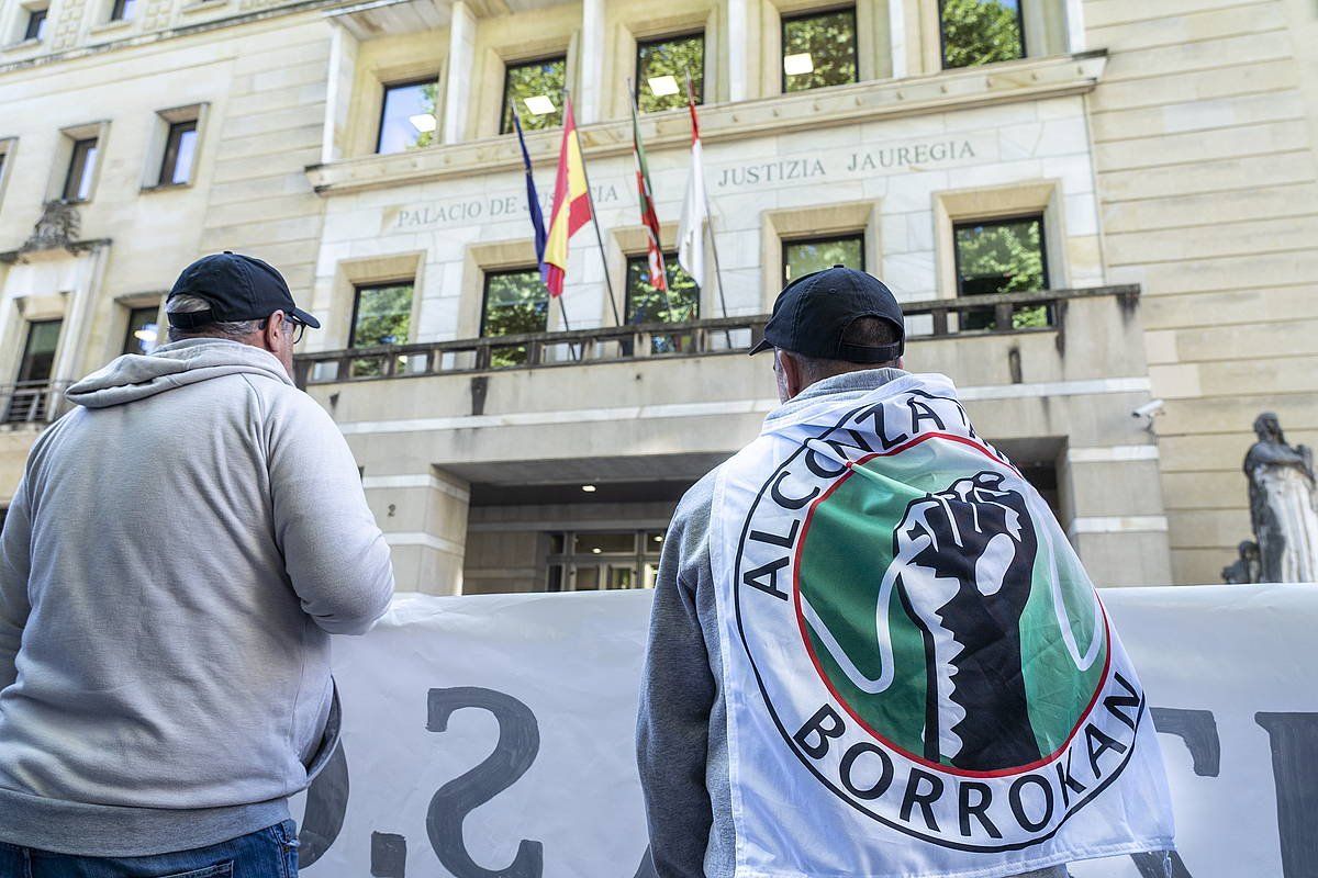 Alconzako langileen protesta Bilboko Justizia Jauregiko atarian, gaur. MARISOL RAMIREZ / FOKU