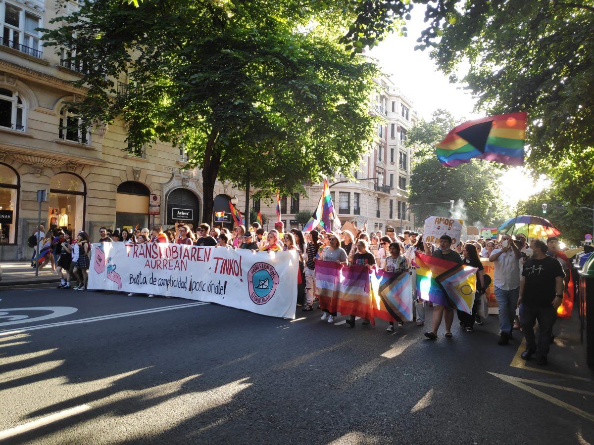 LGTBI mugimenduak deituta, manifestazioa Bilbon, gaur. JAVI WEST LARRAñAGA