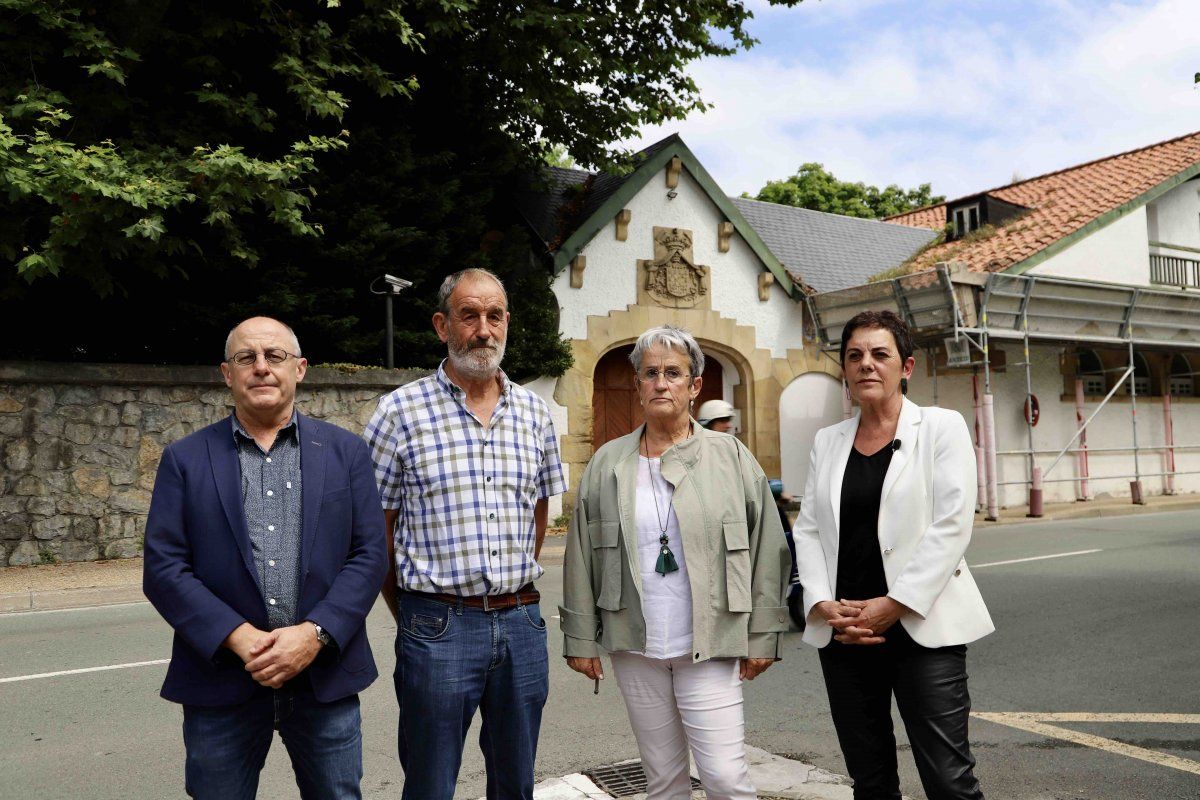 Juan Karlos Izagirre, Miguel Mari Lasa, Asun Lasa eta Mertxe Aizpurua, gaur, Donostiako La Cumbe jauregiaren aurrean. EH BILDU