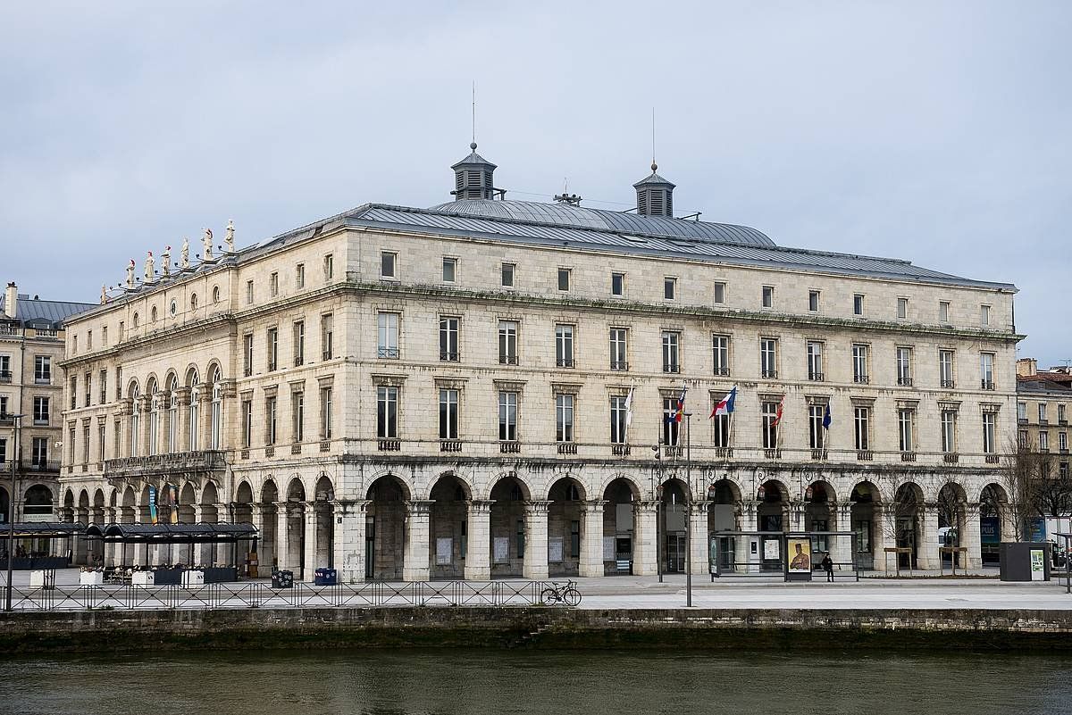 Herriko Etxean inprimaki bat betetzea aski izango da abizena aldatzeko. Irudian, Baionakoa. GUILLAUME FAUVEAU / EFE