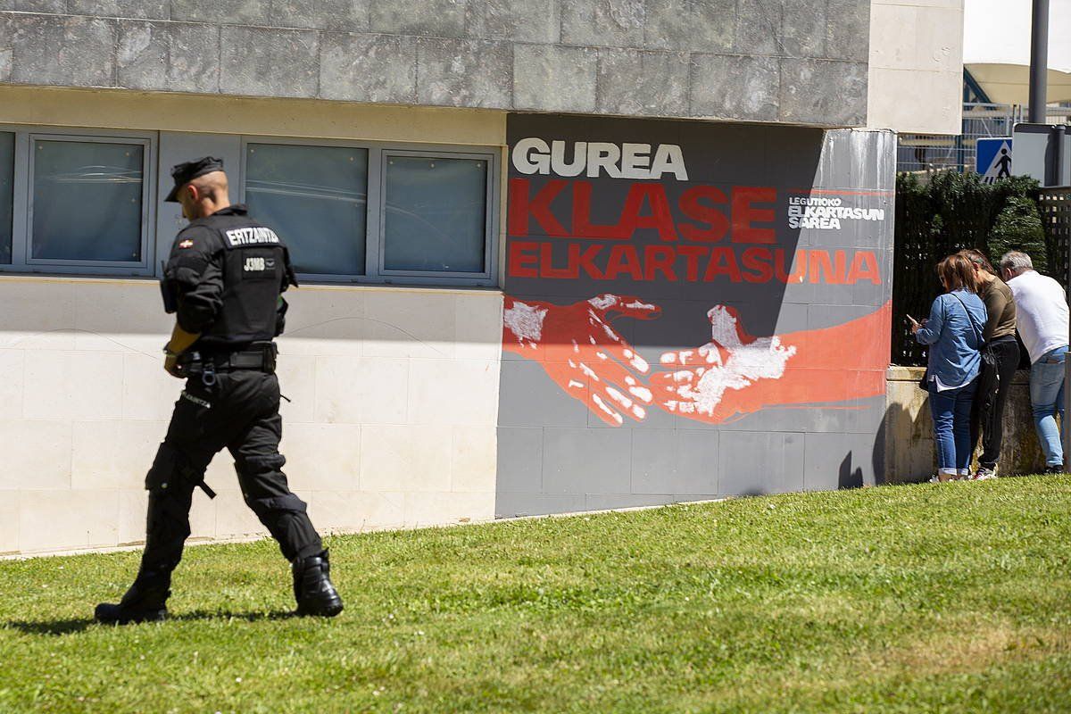 Ertzain bat herenegun, Legutioko Zentro Sozialista hustu zutenean. DAVID AGUILAR / EFE