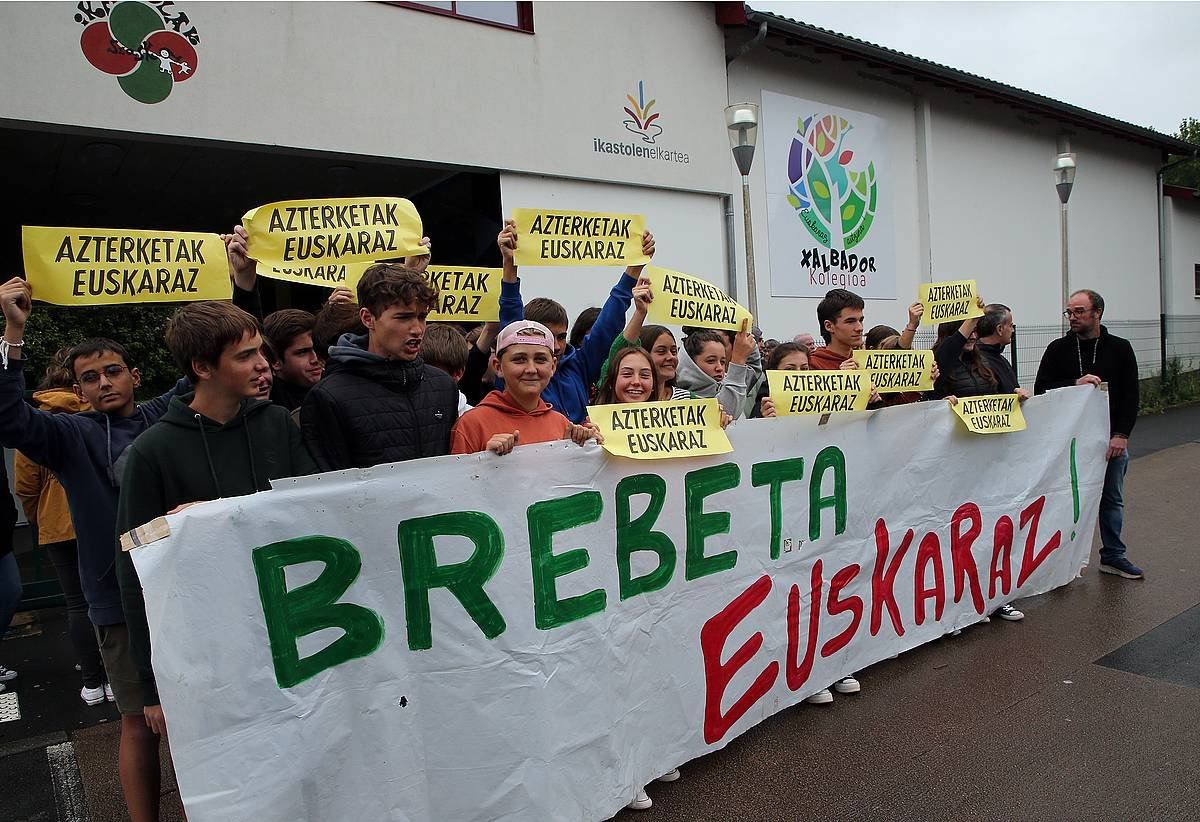 Seaskako kideek protesta antolatu dute Kanboko Xalbador kolegi aitzinean. BOB EDME