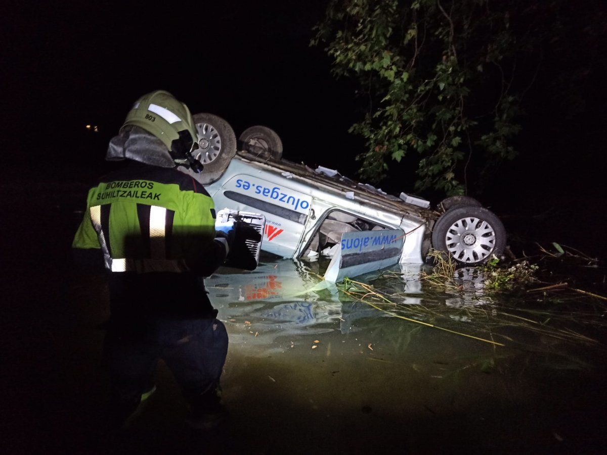 Ezbeharra izan duen autoa, Bidasoa ibaian. NAFARROAKO SUHILTZAILEAK