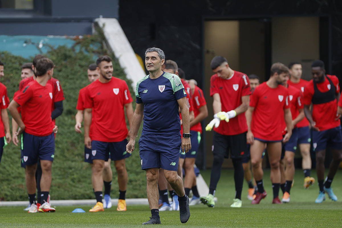 Ernesto Valverde Athleticeko entrenatzailea eta jokalariak, gaur goizeko entrenamenduan, Lezaman. MIGUEL TOñA / EFE