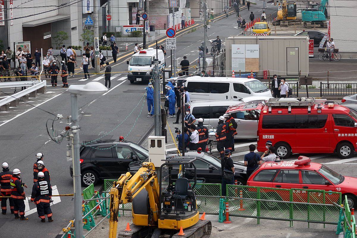 Shinzo Abe lehen ministroaren aurkako tiroketa izan den tokia, gaur goizean. JI JI PRESS