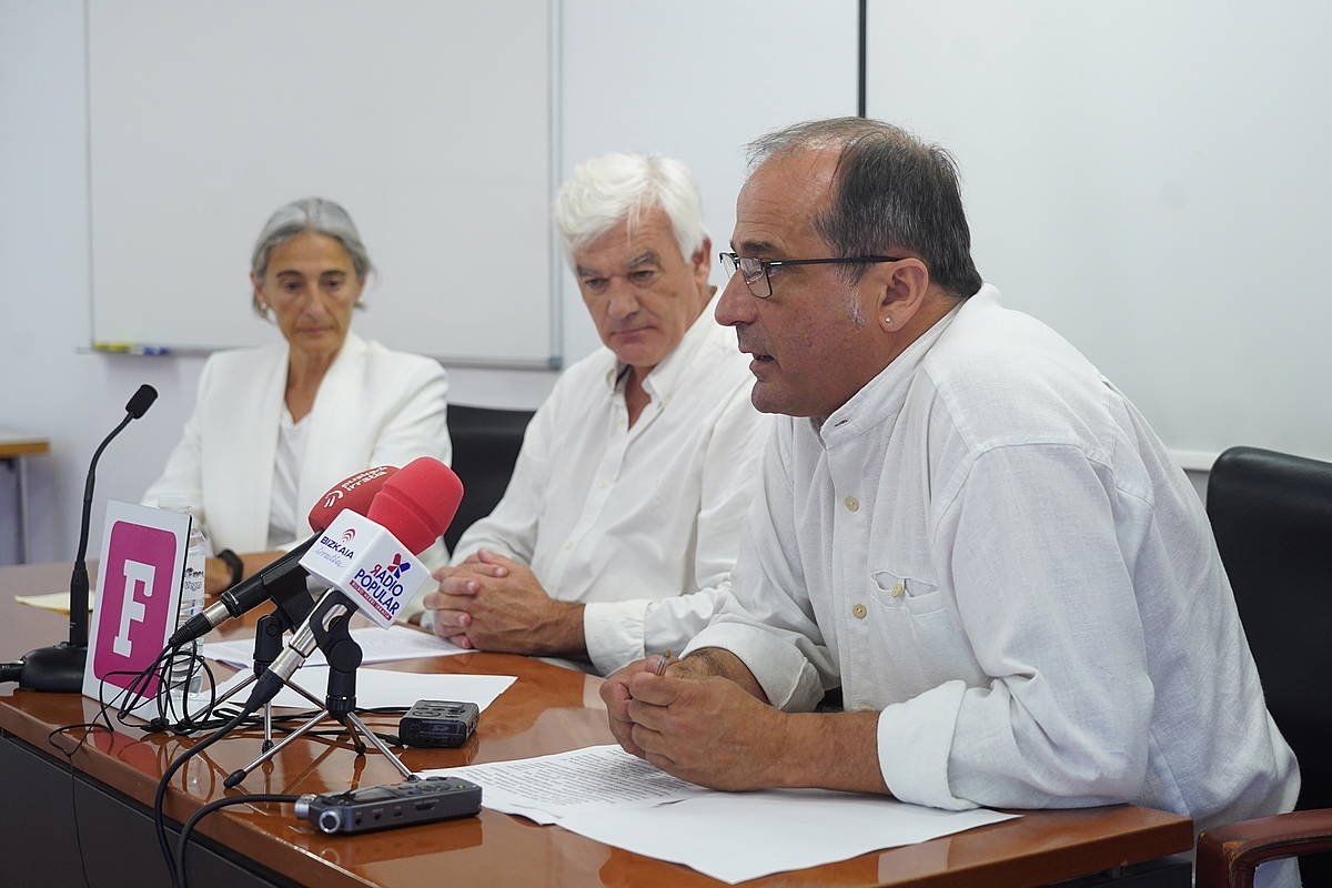 Altzelai, Oleaga eta Hernan, gaurko agerraldian. MONIKA DEL VALLE / FOKU