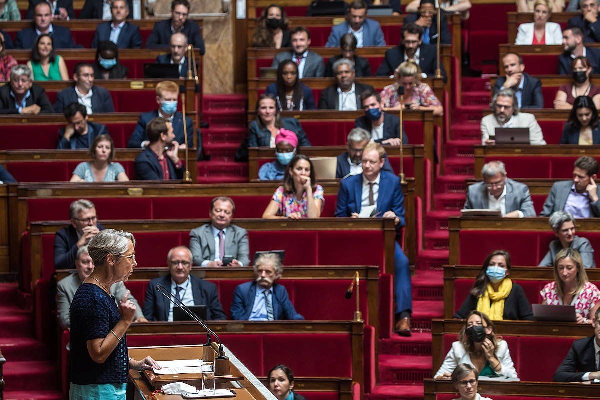 Elisabeth Borne Frantziako lehen ministroa Asanblean hitz egiten, gaur, zentsura mozioaren eztabaidan. CHRISTOPHE PETIT TESSON / EFE