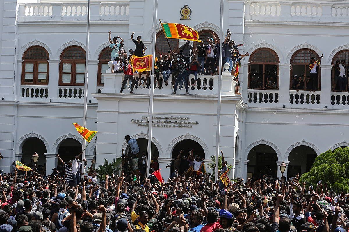 Manifestariak lehen ministroaren bulegoan, gaur, Kolonbon. CHAMILA KARUNARATHNE / EFE
