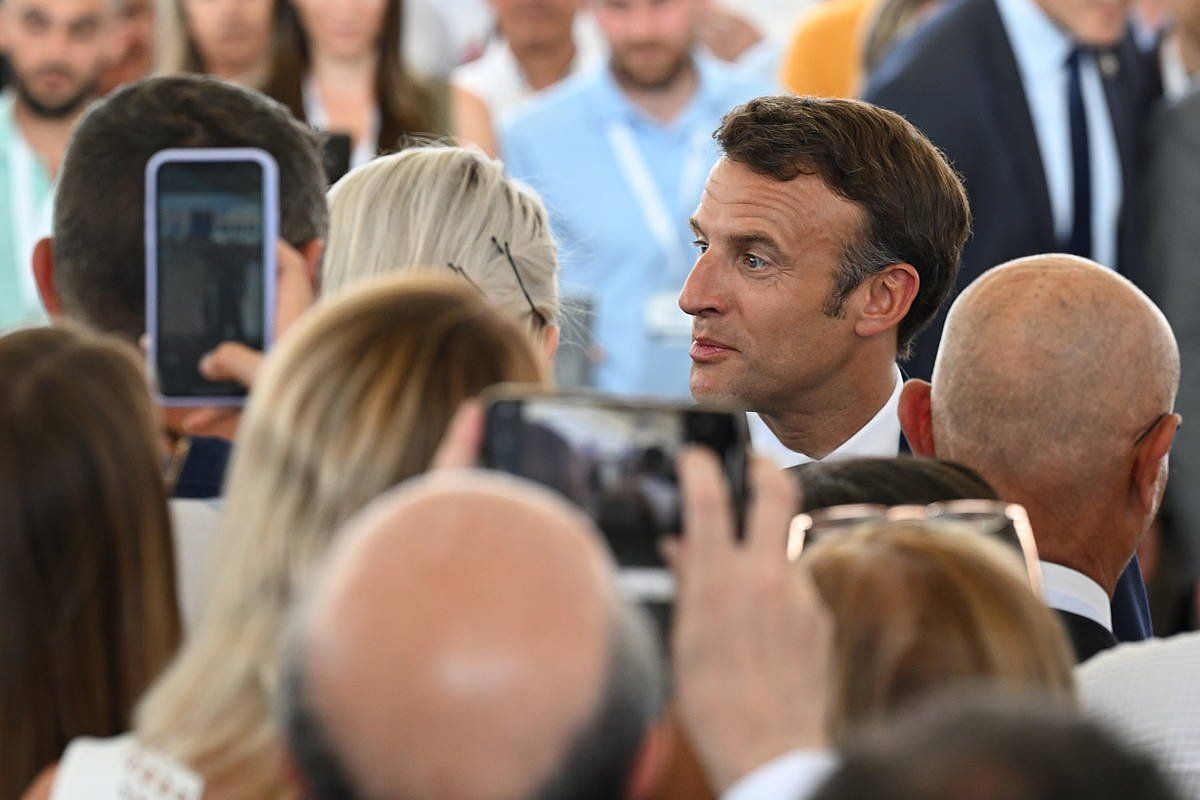 Emmanuele Macron Frantziako presidentea jendez inguratuta. JEAN-PHILIPPE KSIAZEK / EFE