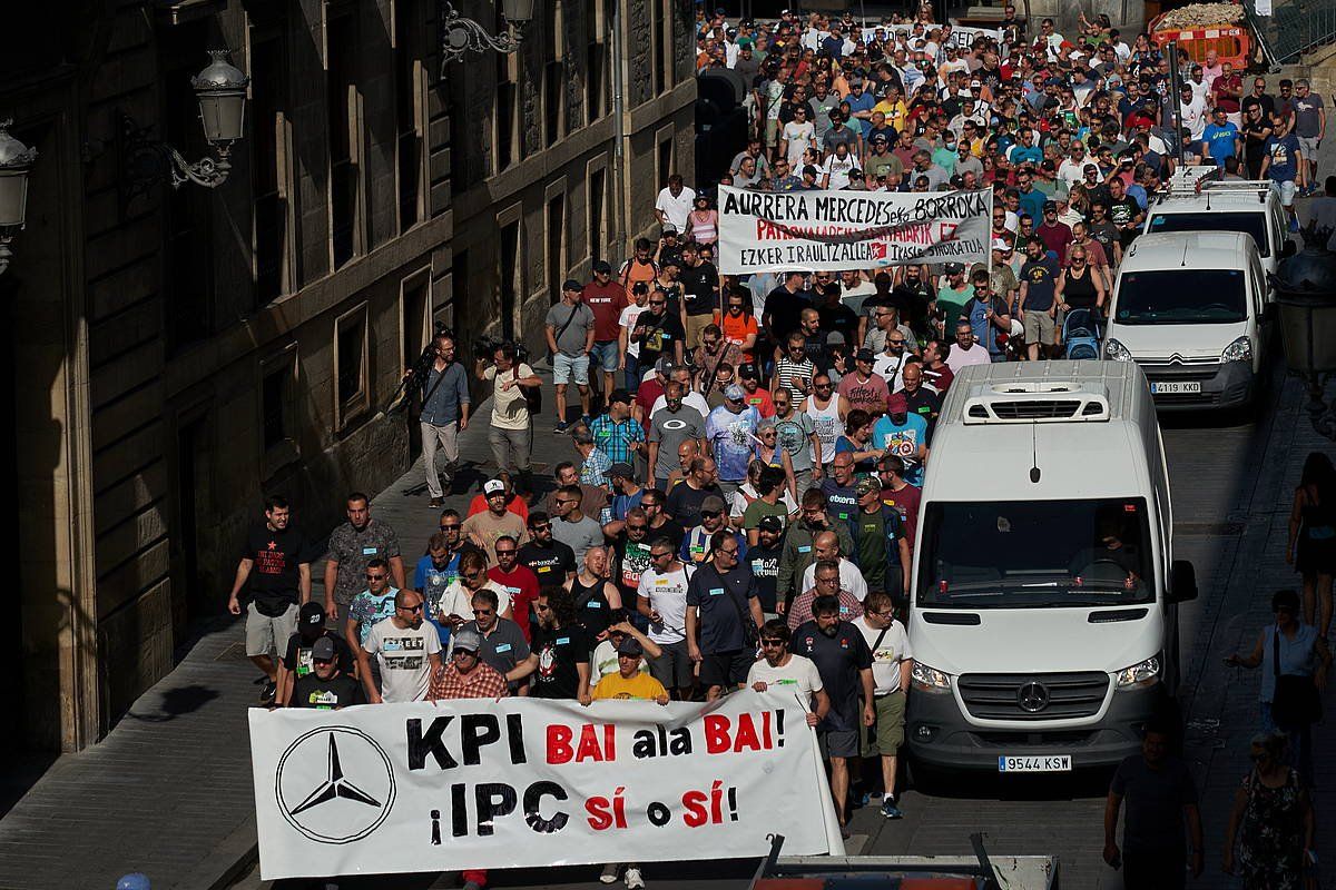 Manifestazioa egin dute goizean Gasteizen, eta soldatak KPIari lotuta igotzea eskatu dute. L.RICO/EFE