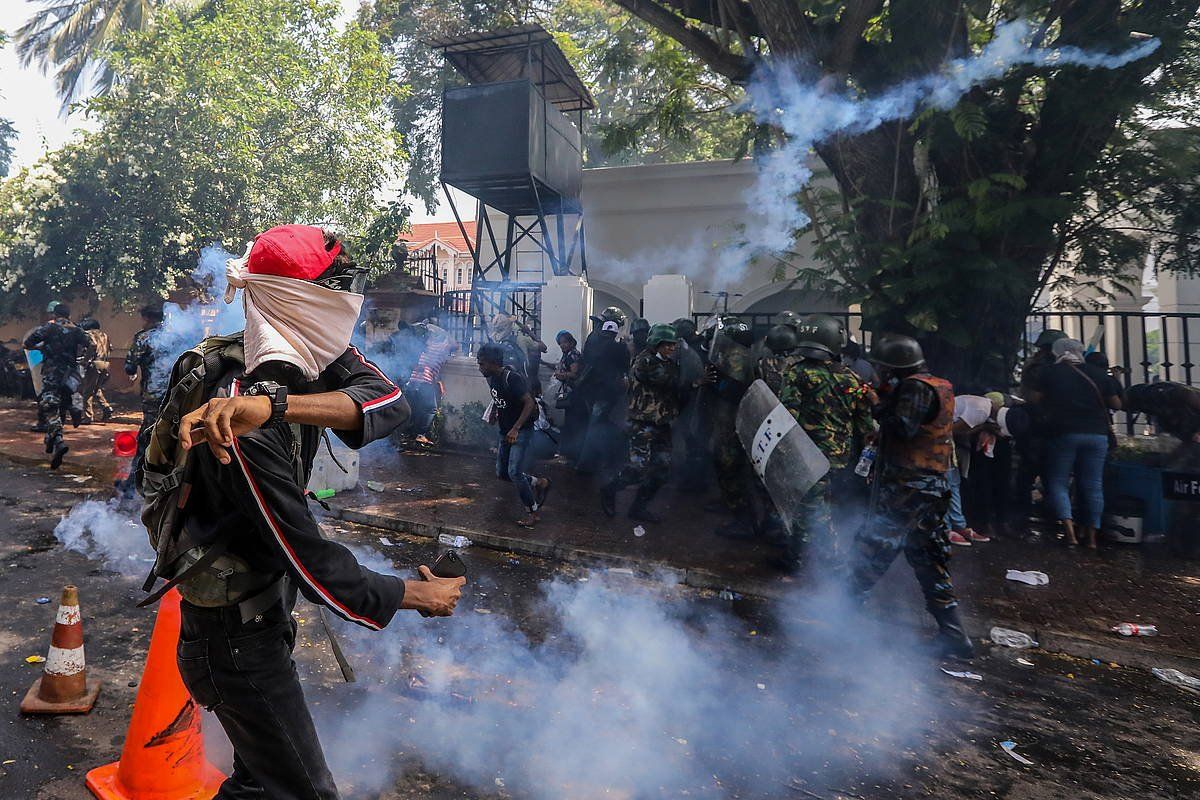 Manifestariak, atzo, lehen ministroaren bulegoaren parean. EFE