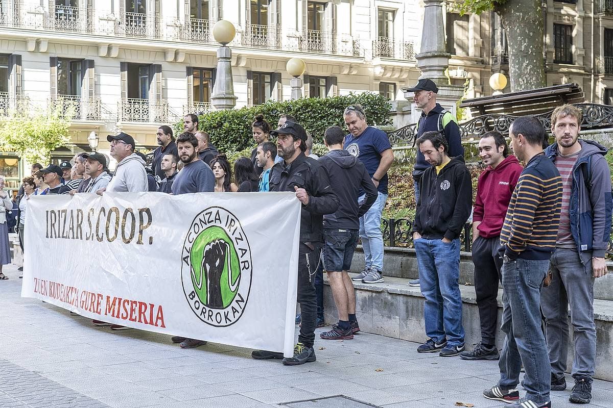 Alconzako langileek epaiketaren egunean EAEko Auzitegi Nagusiaren aurrean egin zuten elkarretaratzea. MARISOL RAMIREZ / FOKU