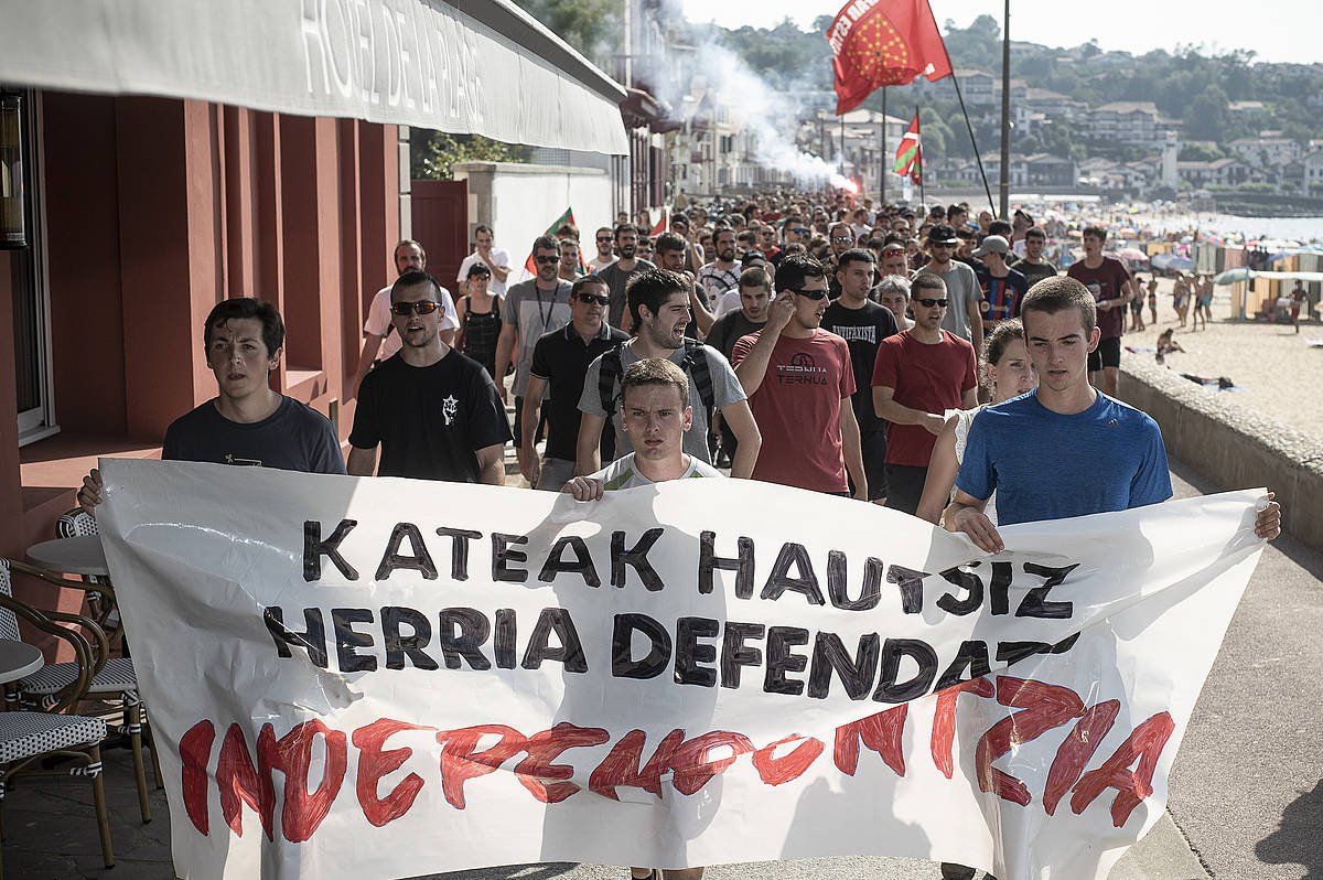 Donibane Lohitzunek hondartza bazterreko pasealekutik igaro da manifestazioa. PATXI BELTZAIZ