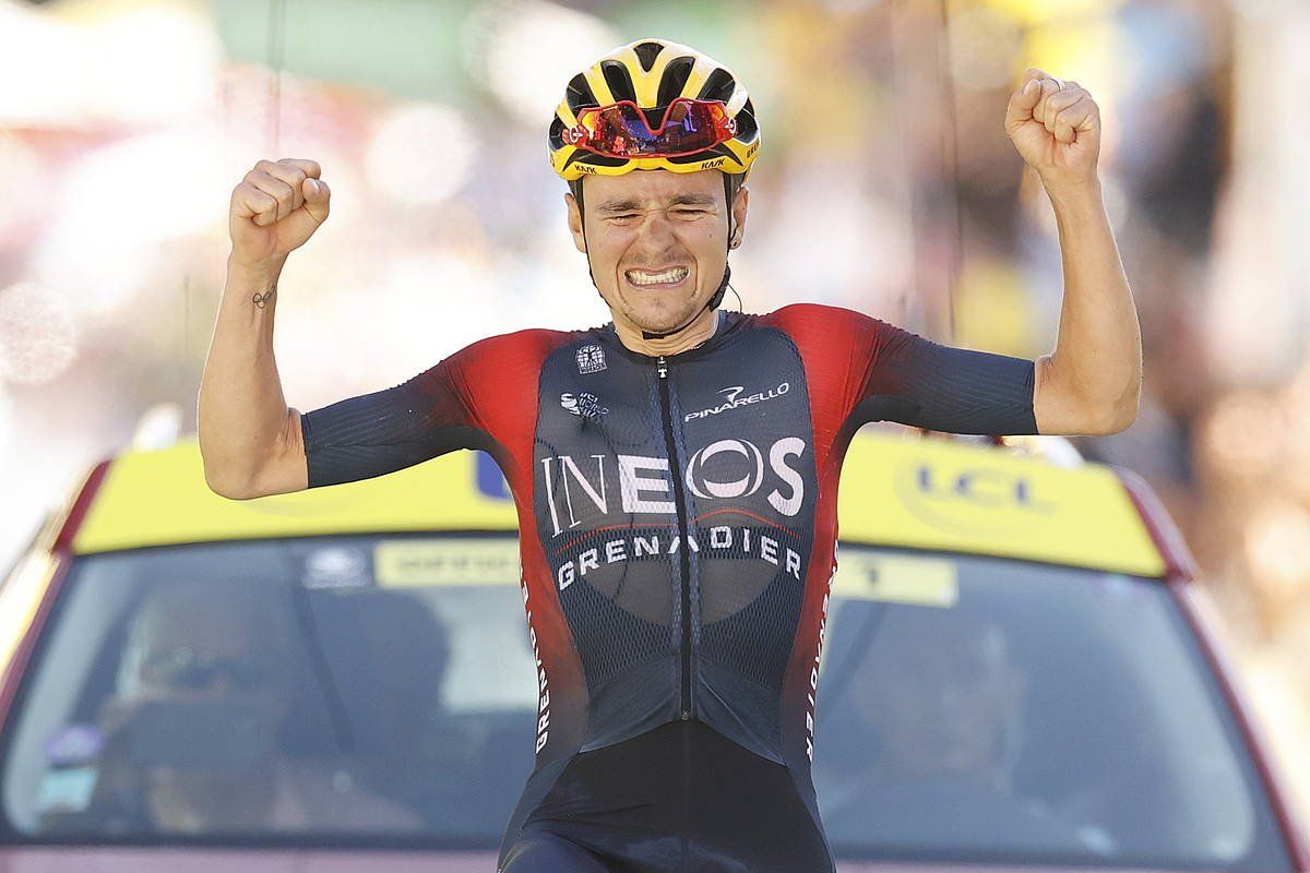 Thomas Pidcock Alpe d’Huezeko helmugan garaipena ospatzen. YOAN VALAT / EFE