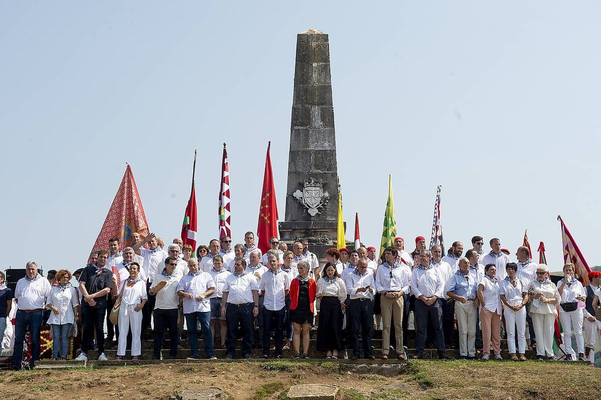 Ordezkari politiko eta instituzionalak, gaur, Amaiurko monolitoaren parean. IÑIGO URIZ / FOKU