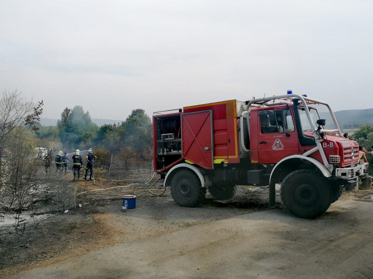  Arabako suhiltzaileak lanean. @BOMBEROSEUSKADI