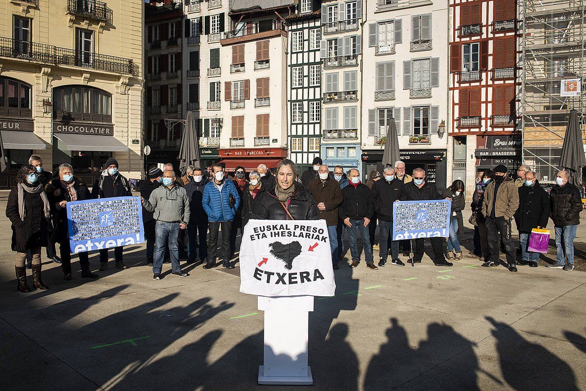 Euskal preso eta errefuxiatu ohien agerraldia Baionako merkatuan, iazko urtarrilaren 6an. GUILLAUME FAUVEAU