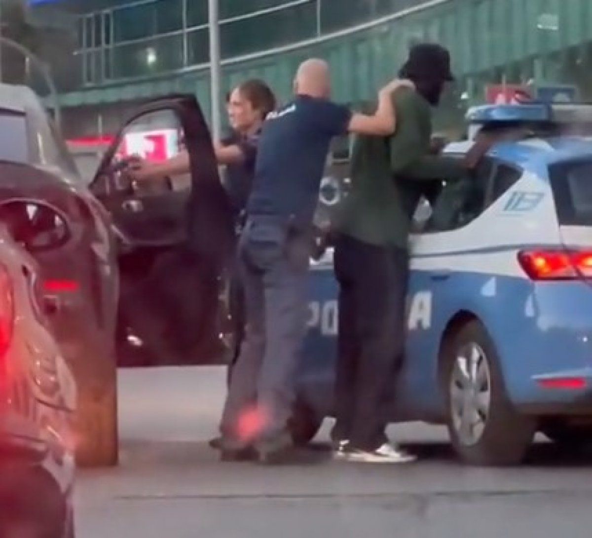 Italiako Polizia Bakayoko miatu zuten unean, atzo, Milanen (Italia). BERRIA