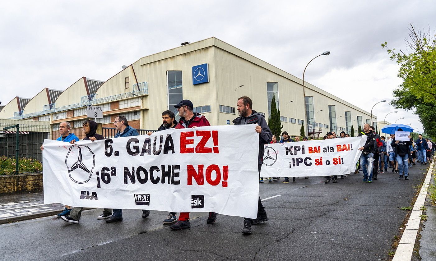 Gasteizko fabrikaren atarian egin zuten manifestazioa orain bi aste langileek. MARISOL RAMIREZ / FOKU