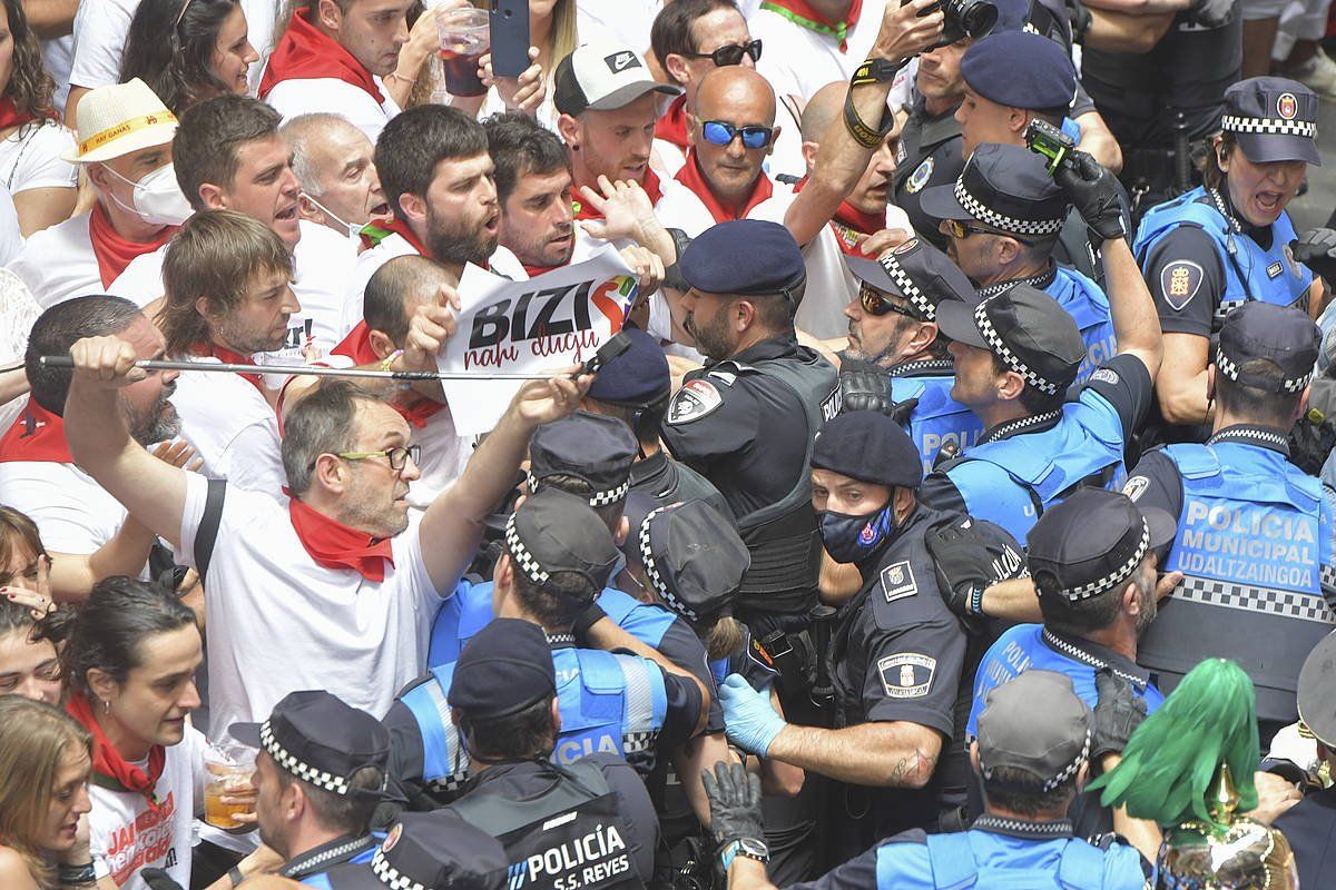 San Fermin eguneko prozesioa, Curia kalean. IDOIA ZABALETA / FOKU