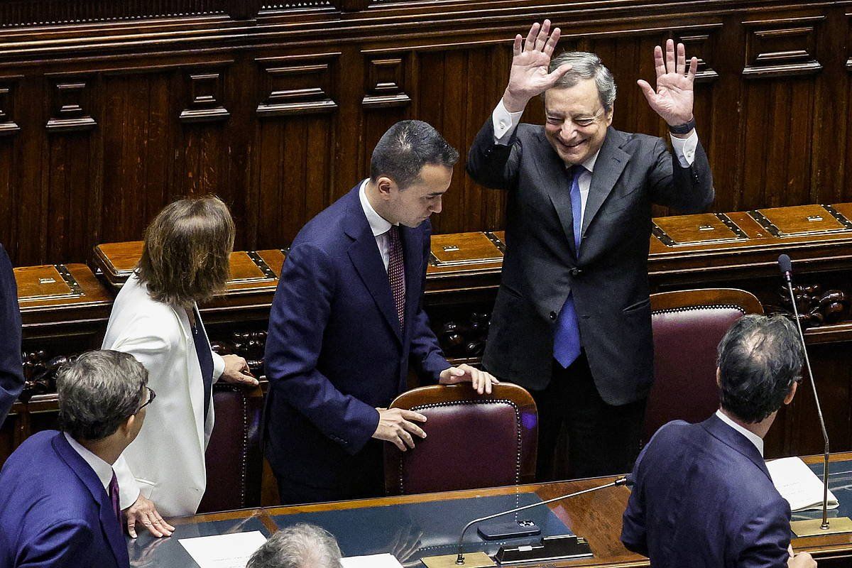 Mario Draghi lehen ministroa, Diptatuen Ganberako kideen txalo artean. FABIO FRUSTACI, EFE