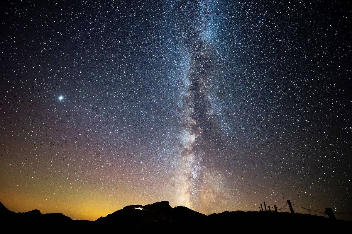 Aurreko urteko Pertseiden eta Esne Bidea galaxiaren irudia. PEDRO PUENTE HOYOS / EFE