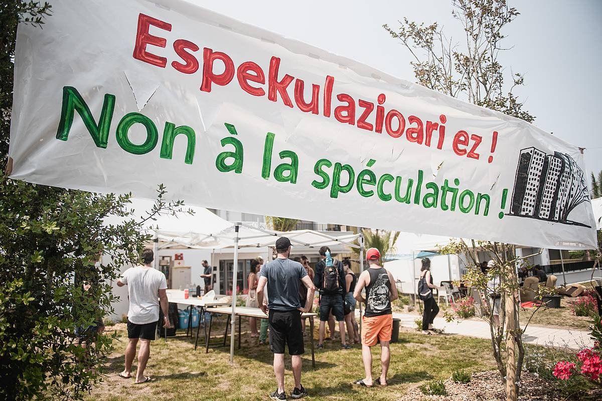 Ostiako militanteak Angeluko Les Hauts de la Chambre d'Amour luxuzko etxebizitza multzoaren okupazioan. GUILLAUME FAUVEAU