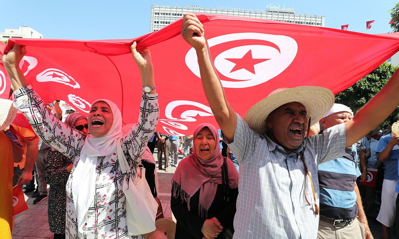 Kais Saied presidenteak bultzatutako erreferendumaren aurkako protesta bat, atzo, Tunisen. MOHAMED MESSARA / EFE