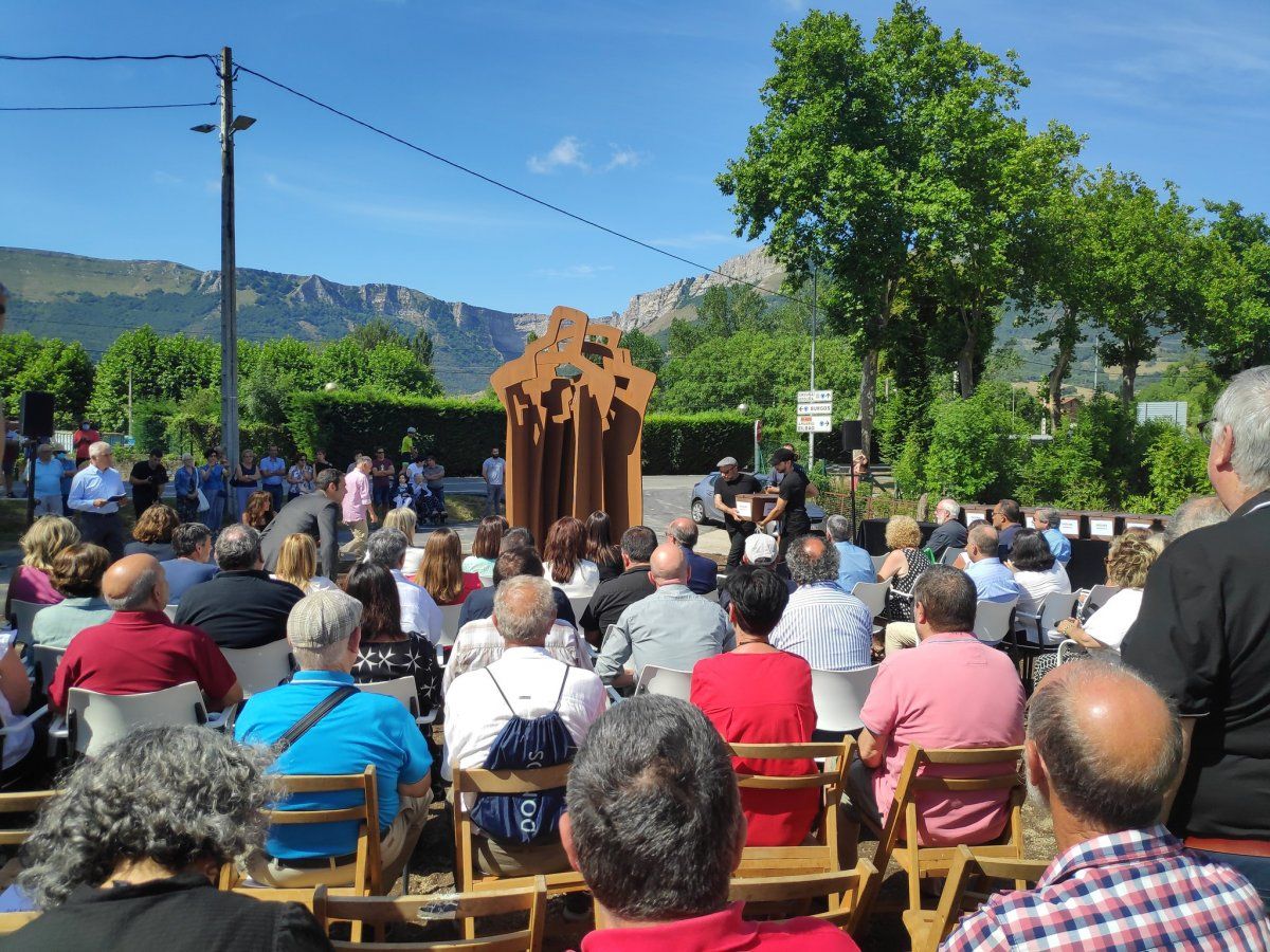 Senide bi gorpuzkien kutxa bat hobiratzen, Duintasunaren kolunbarioren ondoan. BERRIA