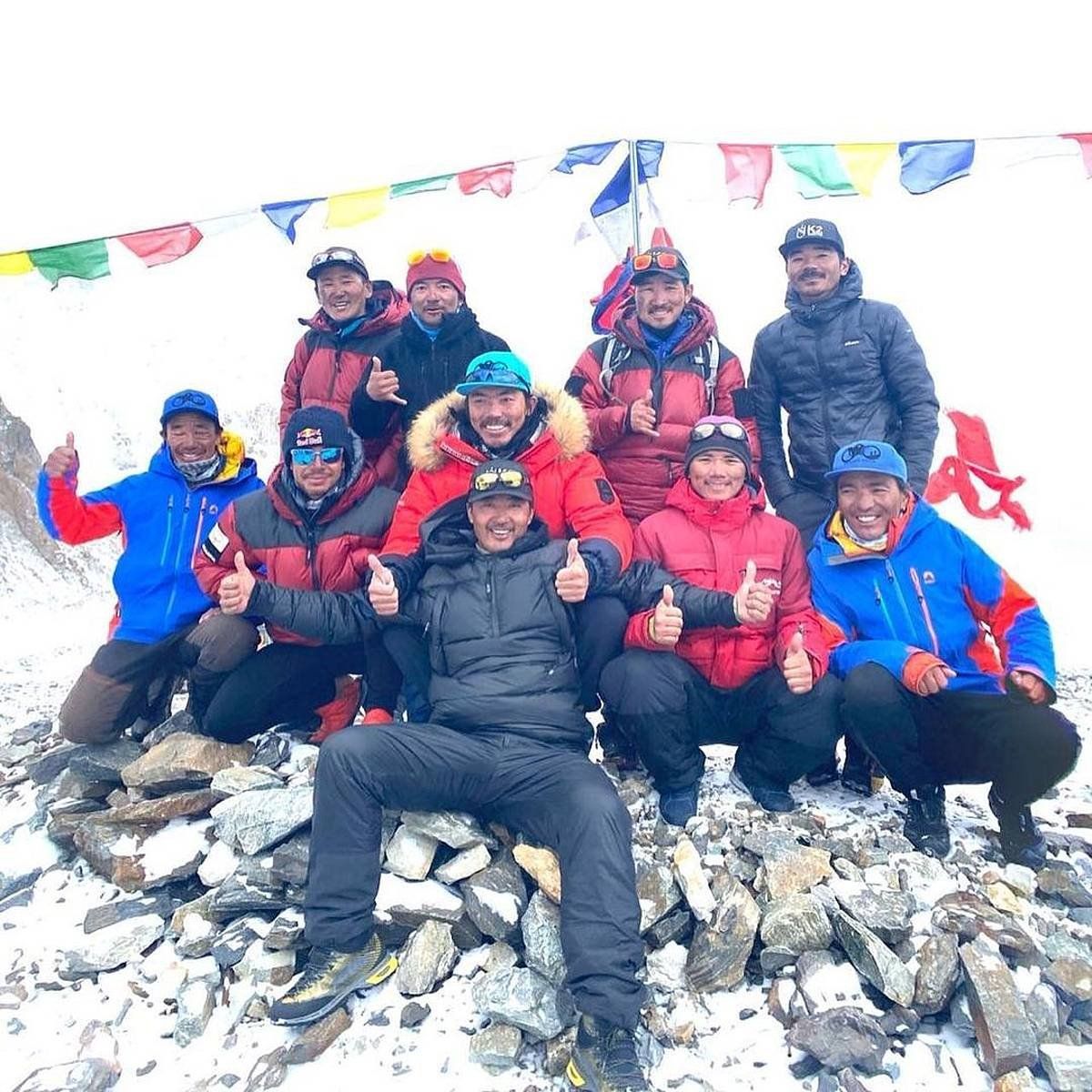 Hamar xerpako talde bat K2 mendian, 2021eko neguan. SEVEN SUMMIT TREK