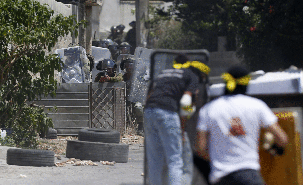 Israelgo armada eta Palestinako manifestariak borrokan Zisjordaniatik gertu. ALAA BADARNEH/ EFE