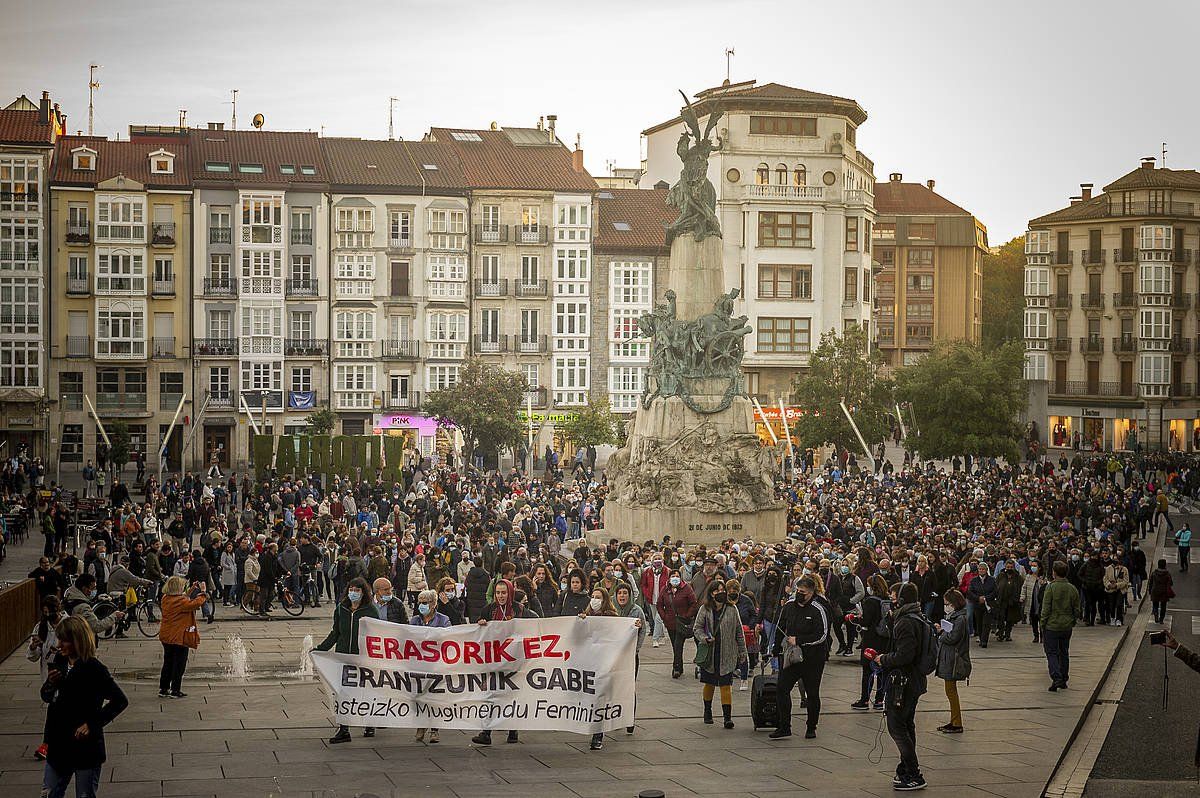 Hilketa matxista bat salatzeko elkarretaratzea, Gasteizen, iazko urrian. JAIZKI FONTANEDA / FOKU