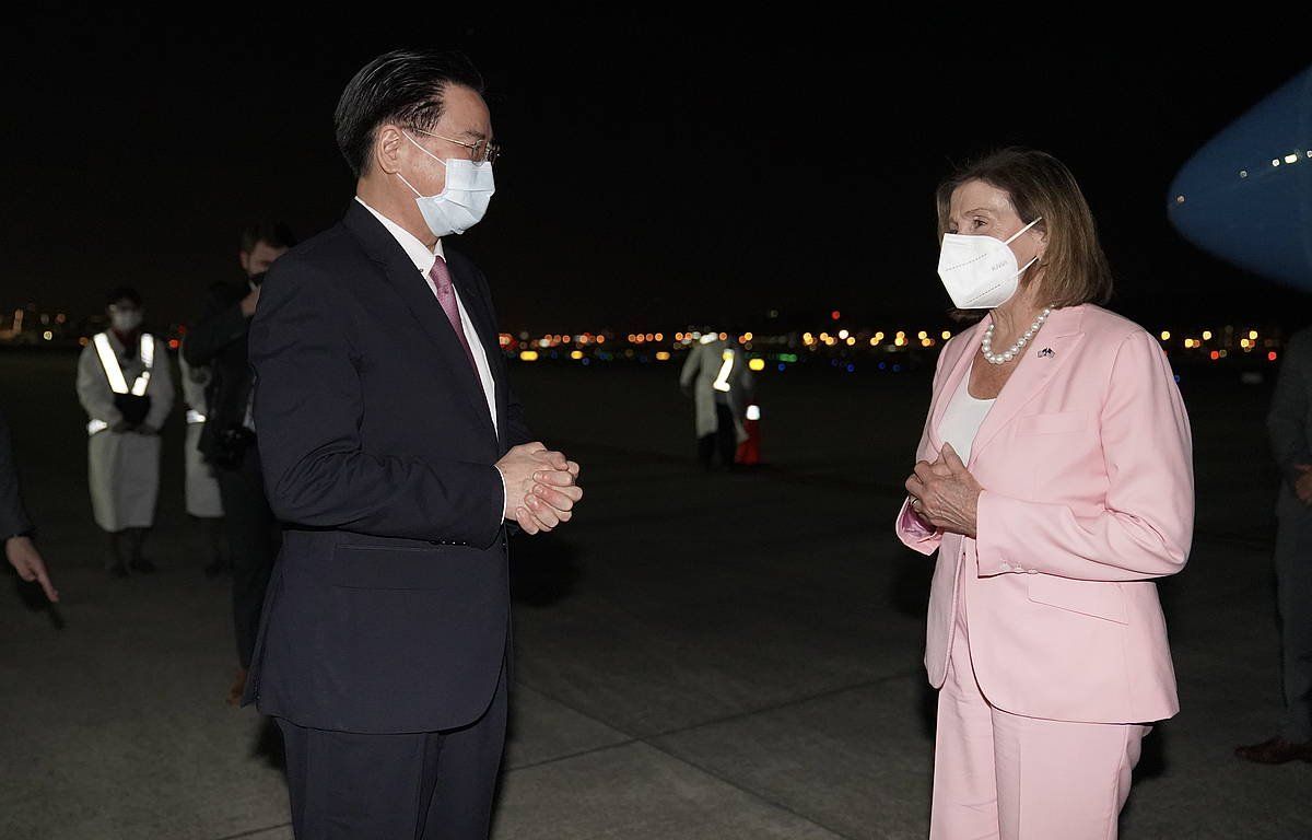 Nancy Pelosi AEBetako Ordezkarien Ganberako presidentea, Taipeiko Songshan aireportuan, gaur. TAIWAN MINISTRY OF FOREIGN AFFAI