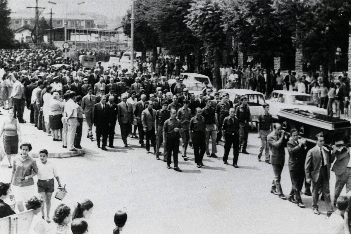 Meliton Manzanasen hileta, 1968ko abuztuan. BERRIA