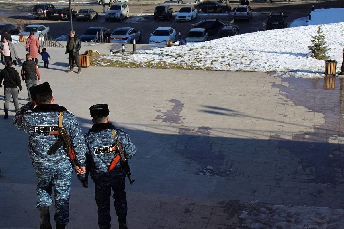 Bi polizia Stepanakert hirian, artxiboko argazki batean. AVEDIS HADJIAN, EFE