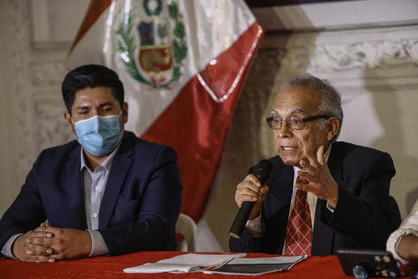 Pedro Castillo Peruko presidentea, eta Anibal Torres lehen ministro ohia artxiboko irudi batean. STINGER/EFE