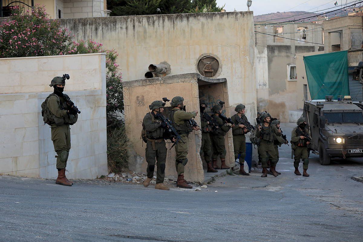 Israelgo soldaduak Nablusgo auzo batean. ALAA BADARNEH, EFE