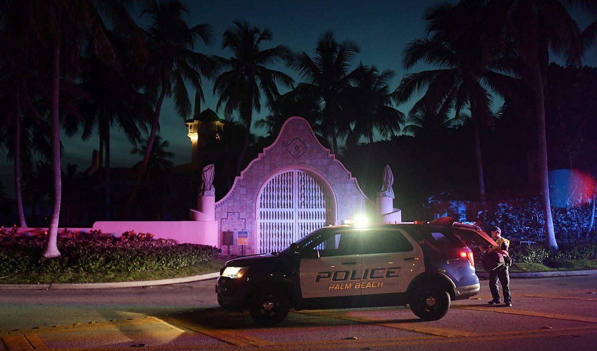 Polizia, bart, Donald Trumpen etxearen kanpoaldean (Palm Beach, Florida, AEBak). JIM RASSOL / EFE