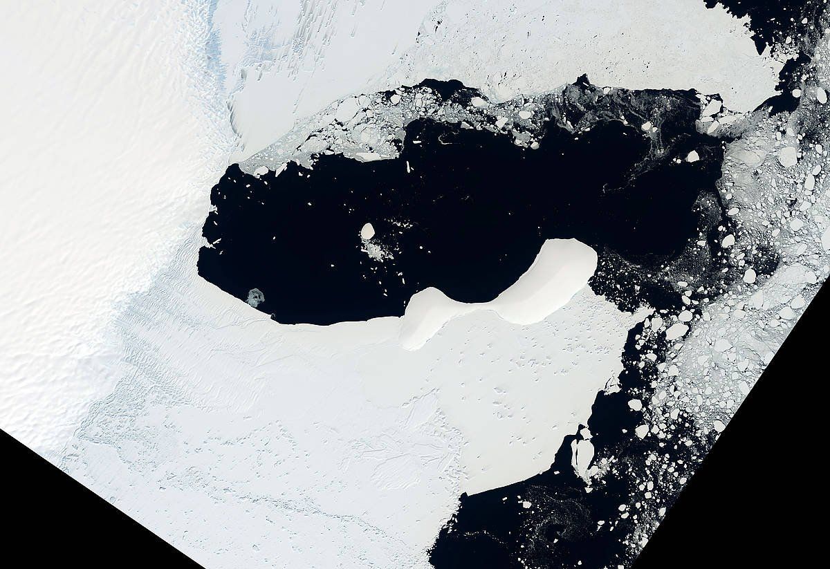 Martxo bukaeran 1.200 metro koadroko izotz plaka bat askatu zen Antartika ekialdean, eta icebergetan zatitu. NASA