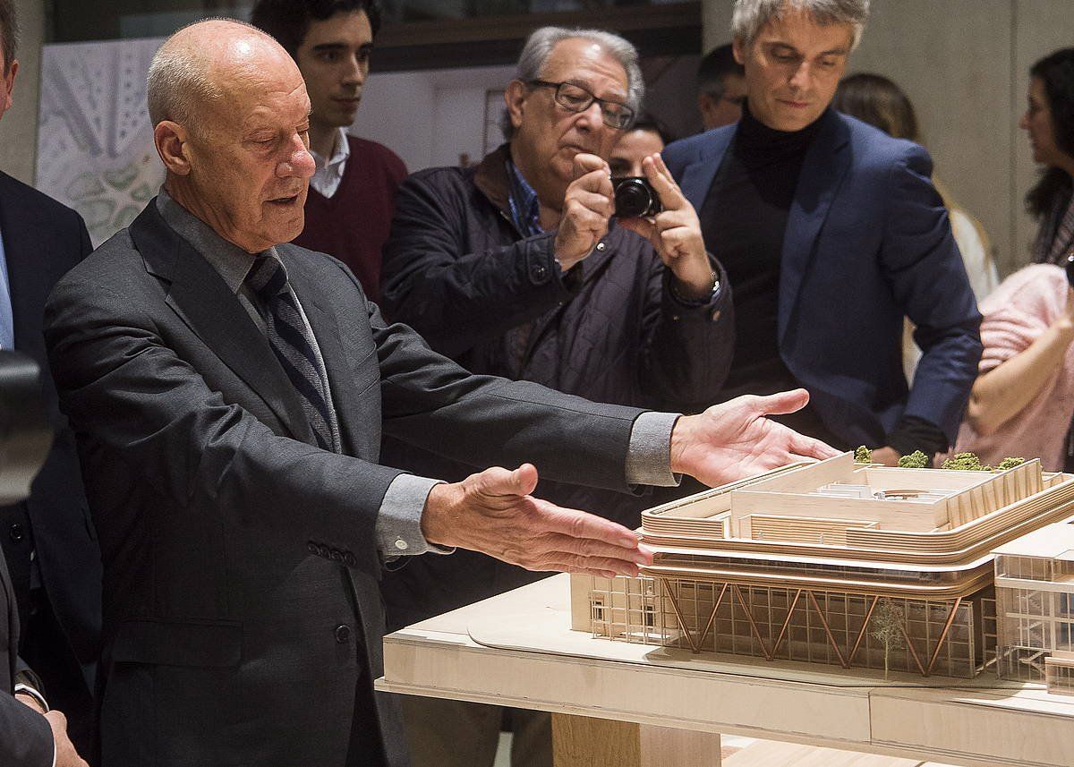 Norman Foster, 2019ko abenduan, proiektua jendaurrean aurkeztu zuenean. LUIS JAUREGIALTZO / FOKU