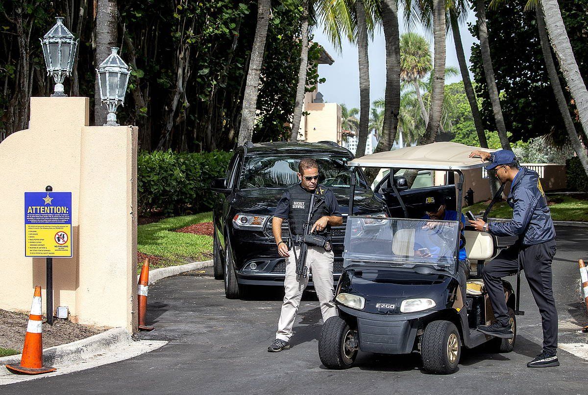 FBIko bi agente Donald Trumpen Mar-a-Lago etxearen atarian (Palm Beach, Florida), joan den asteartean. CRISTOBAL HERRERA-ULAXKEVITX, EFE