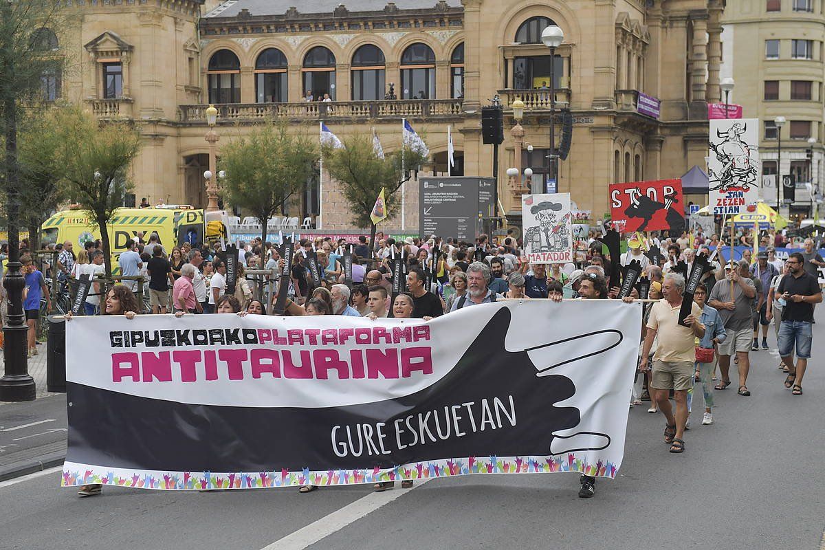 Donostiako erdialdeko kaleetan ibili dira manifestariak. IDOIA ZABALETA / FOKU