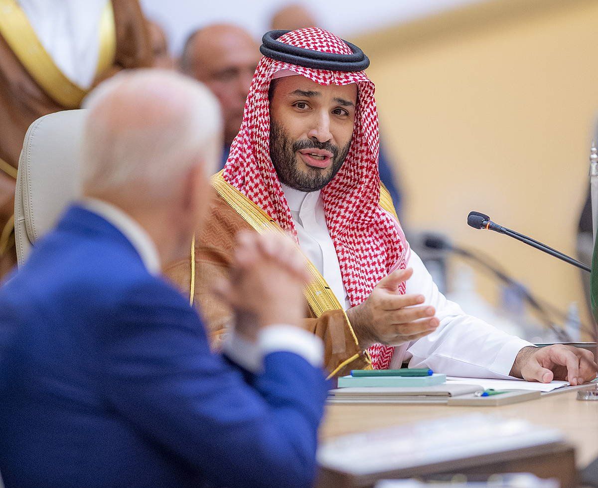 Saudi Arabiako Mohammed bin Salman printzea Joe Biden AEBetako presidentearekin. BANDAR ALJALOUD HANDOUT / EFE