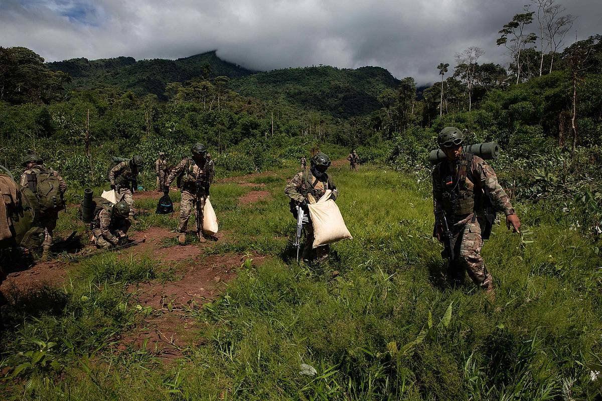 Hainbbat militar Perko Amazonian, legez kanpoko lurreratze pista bat desegiteko operazio baean, artxiboko argazki batean. SEBASTIAN MONTALVO GRAY, EFE