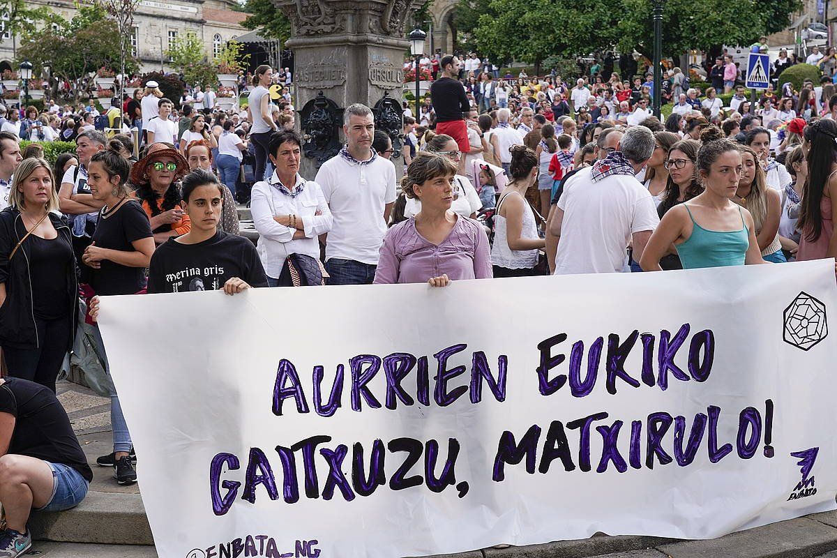 Ziztadak salatzeko elkarretaratze bat, Gernika-Lumon, atzo. MARISOL RAMIREZ / FOK