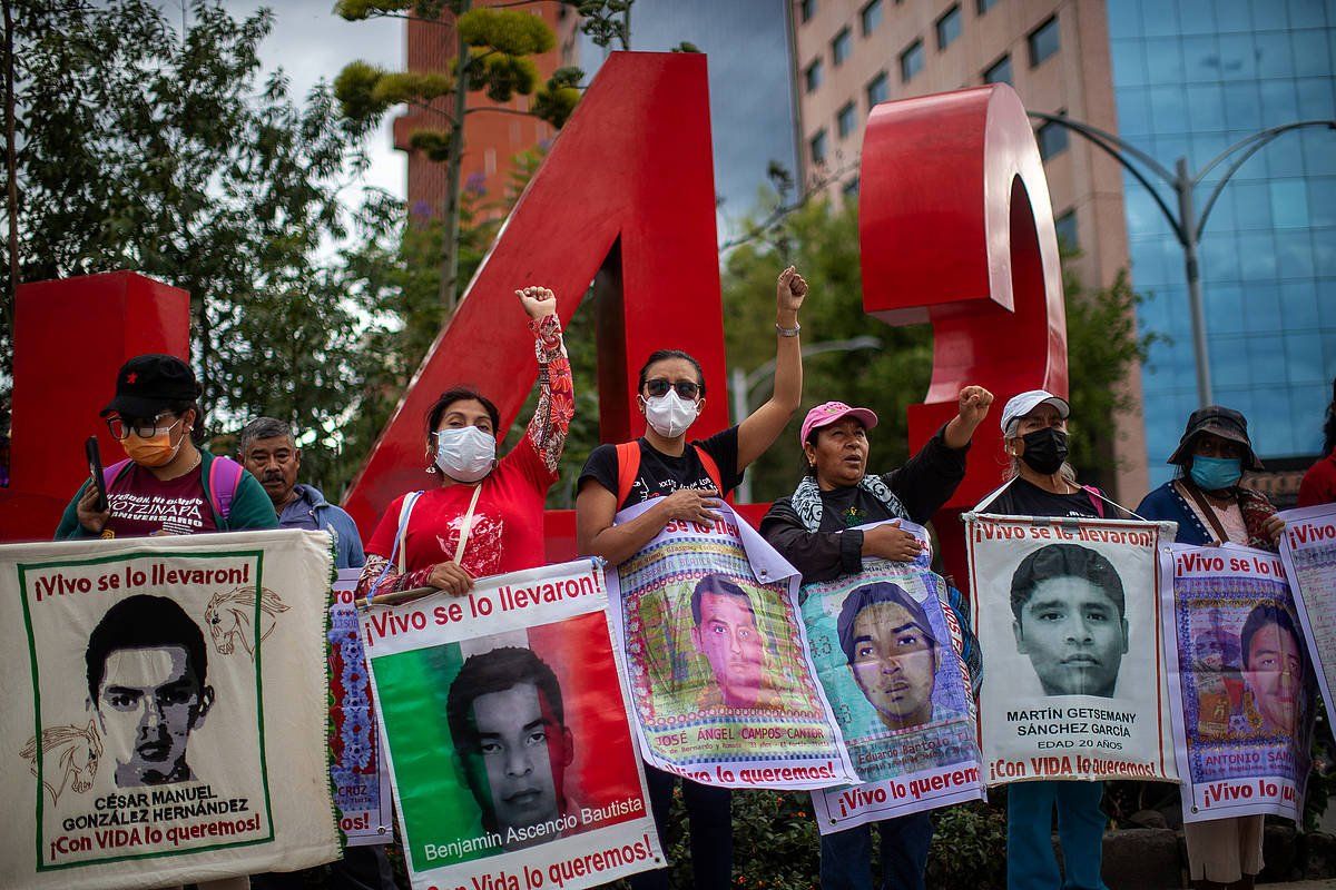 Desagerttako ikasleen senideak, joan den ekainean, Mexiko Hirian egindako manifestazio batean. ISAAC ESQUIVE, EFE