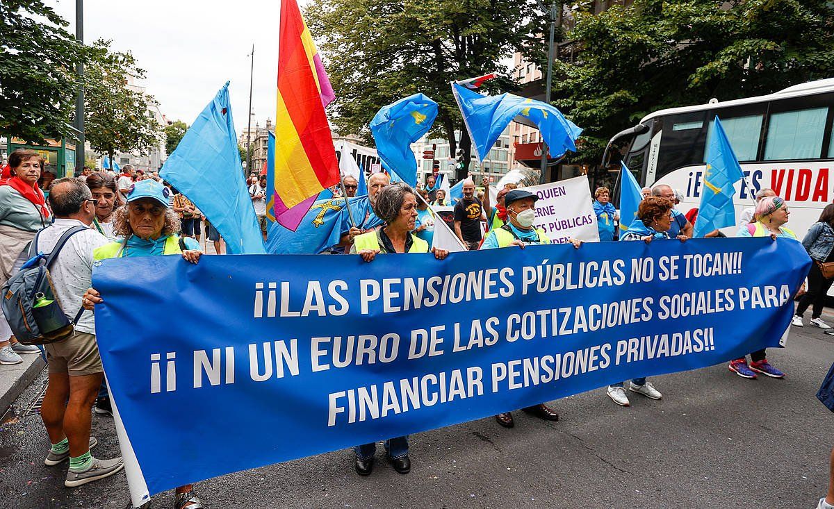 Bilboko pentsiodunen protestas, gaur. LUIS TEJIDO / EFE