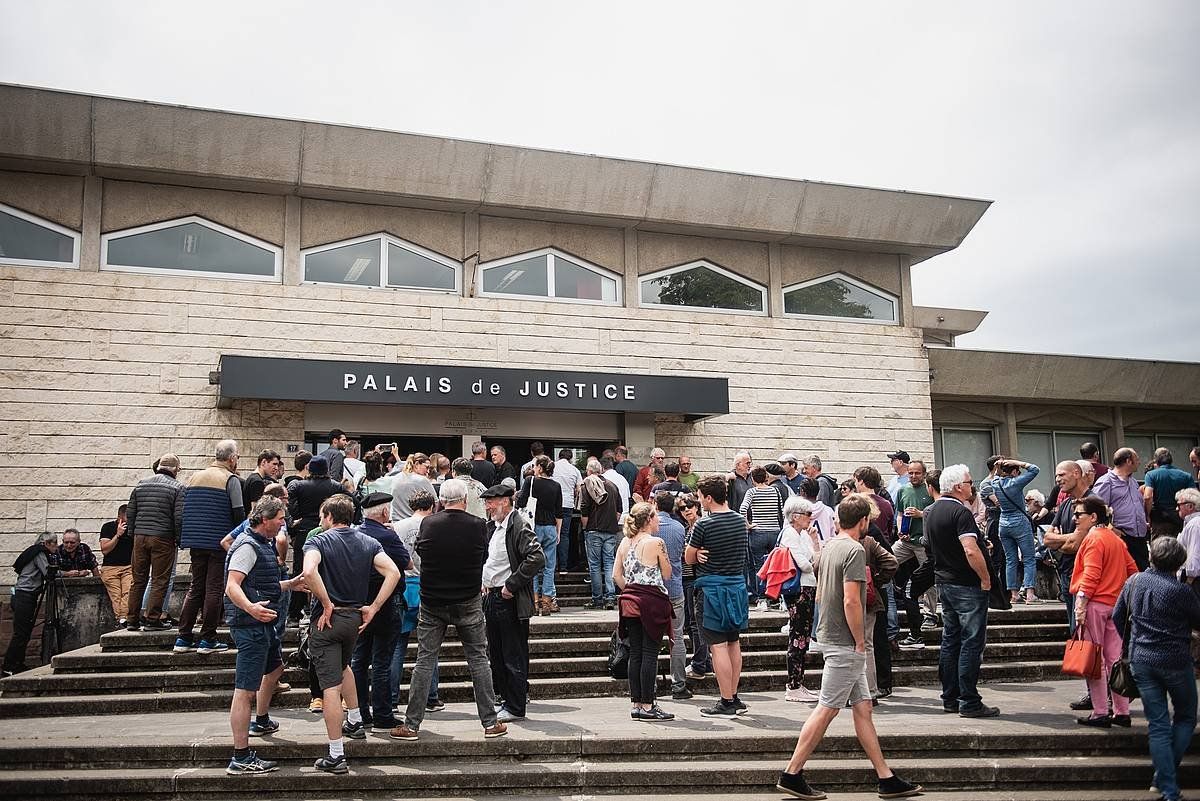 ELB eta Lurzaindia Baionako Auzitegian bildu ziren Azkarateko bi etxe eta lur eremu baten enkanteak gelditzeko, joan den maiatzaren 12an. GUILLAUME FAUVEAU